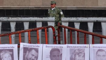 Colectivos de familias de personas desaparecidas protestan frente a Palacio Nacional // Foto: Cuartoscuro