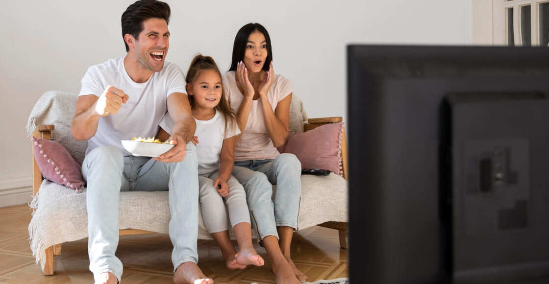 familia pasando tiempo frente television