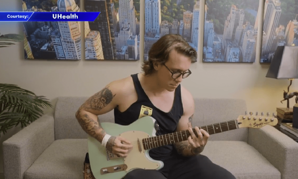 Hombre toca la guitarra mientras le extirpan tumor cerebral: La historia y testimonio de Christian Nolen