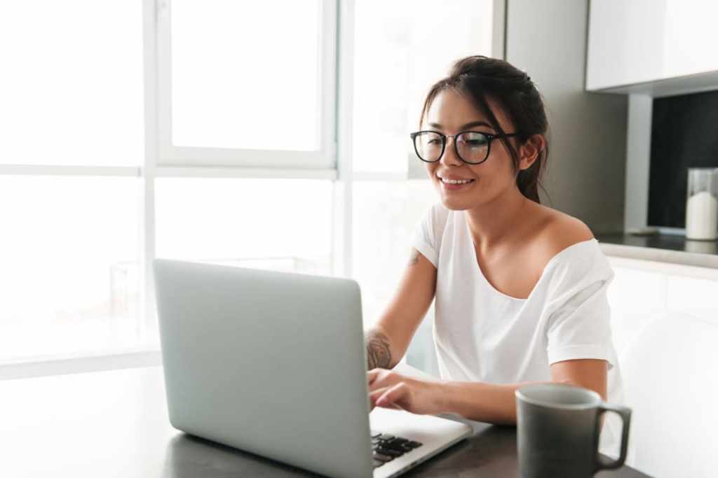 mujer usando laptop