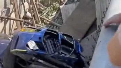 Así quedó un carro en el fondo de una zanja tras ser atacado a balazos.