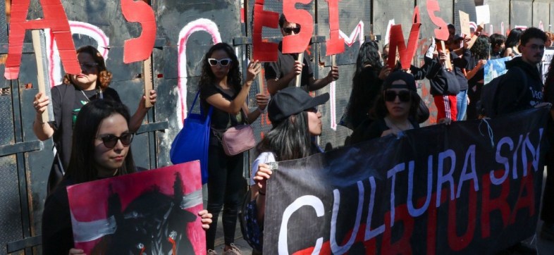 Manifestantes llegaron al exterior de la Plaza México.