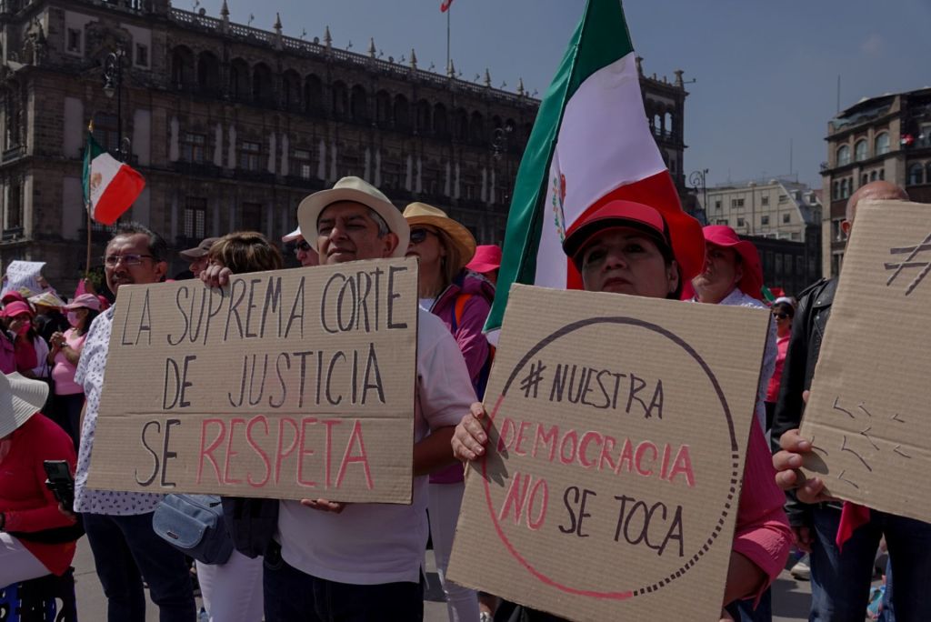 Fotos y videos de la Marcha Por Nuestra Democracia en defensa del INE