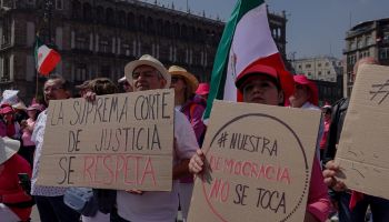 Fotos y videos de la Marcha Por Nuestra Democracia en defensa del INE