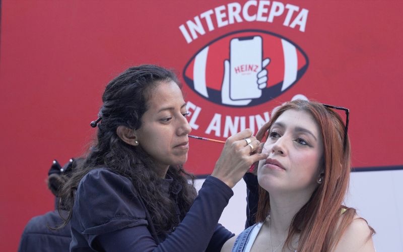 persona haciendo body painting