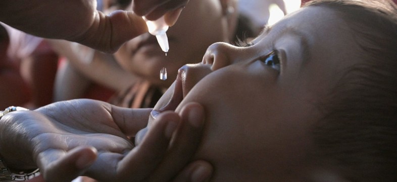 Un niño recibiendo vacuna contra el sarampión.