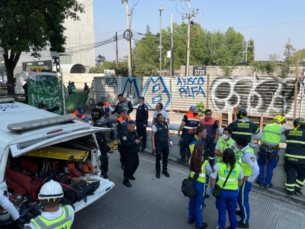 Los servicios de emergencia trabajando en la zona para rescatar el carro y los cuerpos.