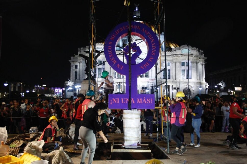 Decenas de mujeres y colectivas instalaron un antimonumento frente a Bellas Artes.