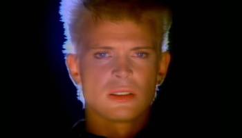 La oscura historia detrás de "Eyes Without A Face", la power ballad de Billy Idol