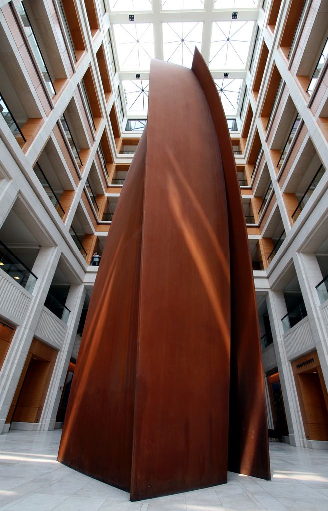 La escultura de Richard Serra llamada Charlie Brown.