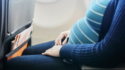 Una mujer embarazada durante un vuelo