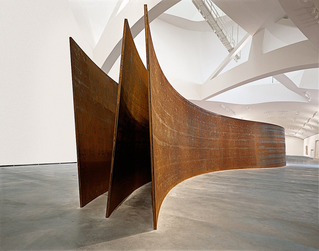 La escultura Snake del artista Richard Serra.