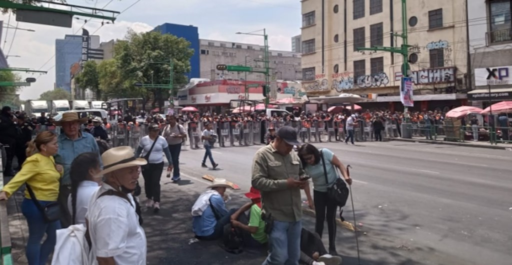 Dicen que ya no existen pero: Mandan granaderos a reprimir protesta de personas con discapacidad visual