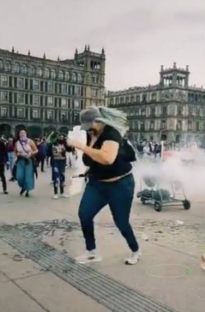 Lila Cizas, mejor conocida como la Reinota, aventando una bomba de gas pimienta.