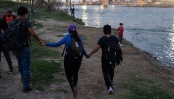 Migrantes que están a punto de cruzar Río Grande para llegar a Estados Unidos.