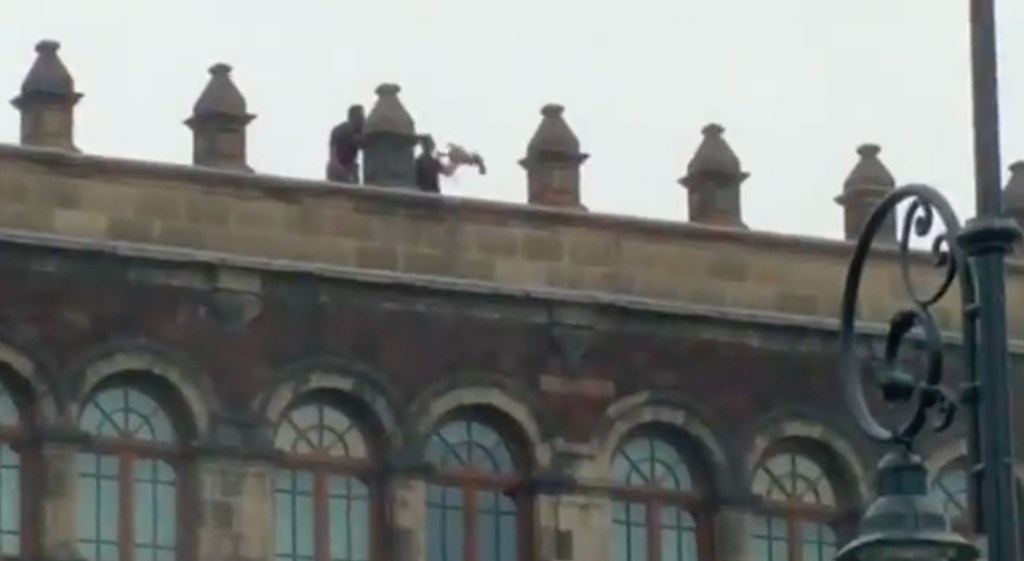 Los presuntos francotiradores que estaban sobre Palacio Nacional.