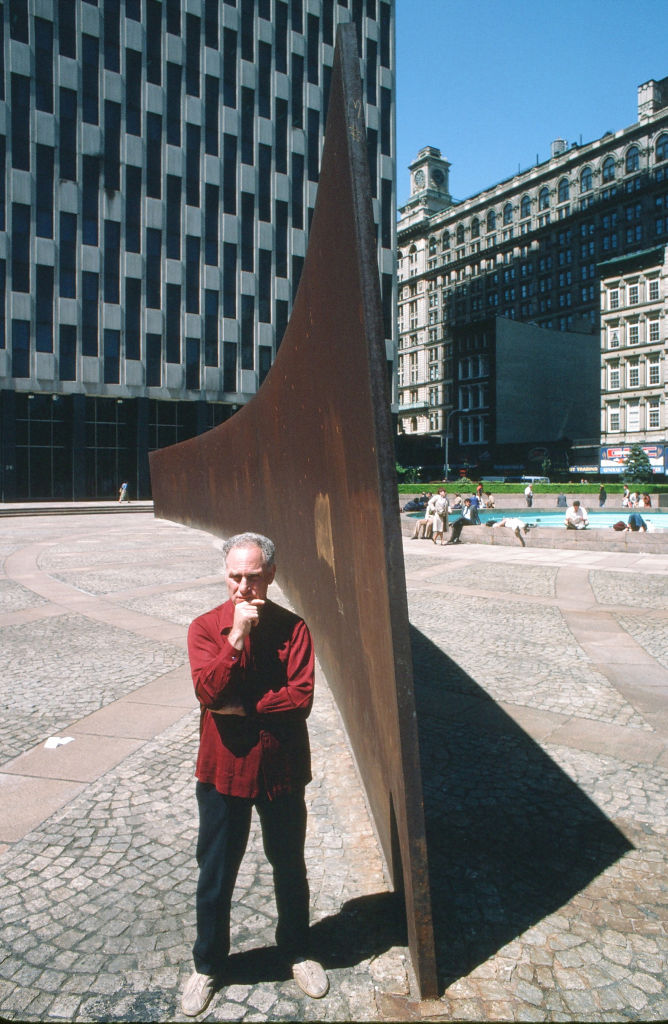 El escultor Richard Serra frente a su obra Tilted Arch.