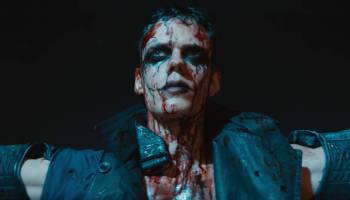 Bill Skarsgård inicia una venganza brutal en el primer tráiler del reboot de 'The Crow'