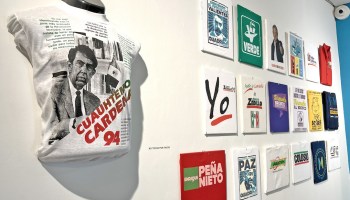 Playeras en la exposición de propaganda política en el MODO.