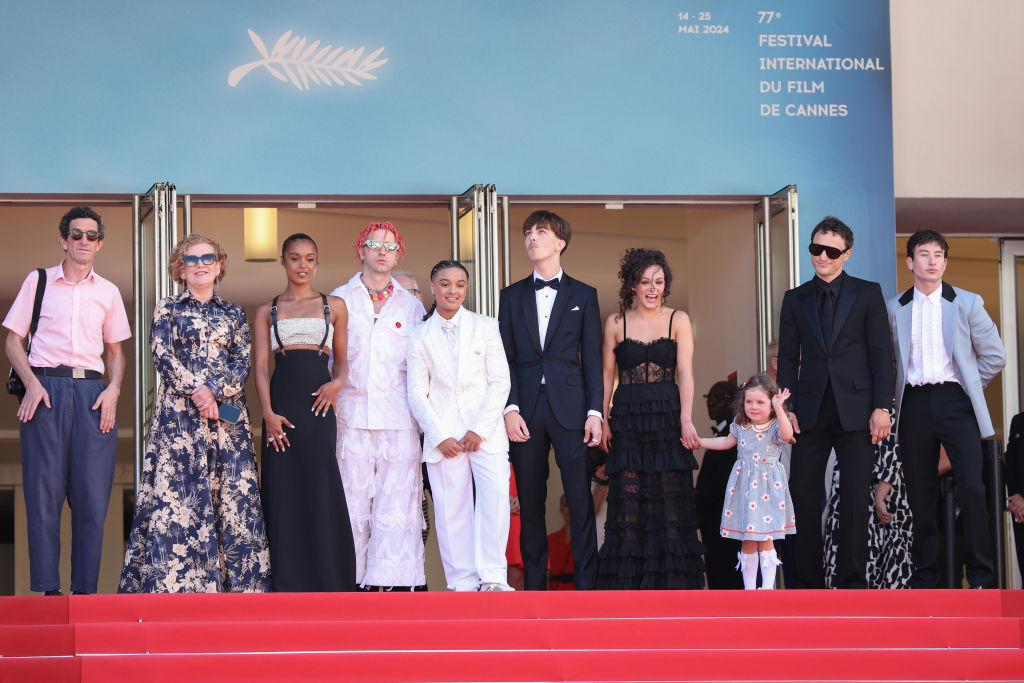 Elenco y directora de 'Bird' en Cannes 2024