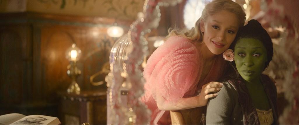 Ariana Granda como Glinda y Cynthia Erivo como Elphaba en 'Wicked'