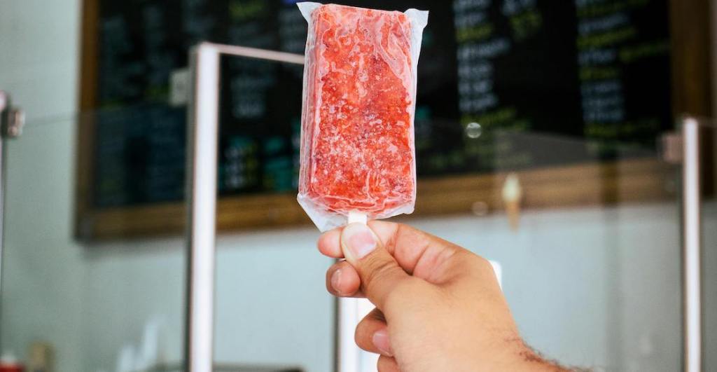 Las paletas de hielo y otros postres congelados igual hidratan.