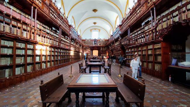 Esta es la biblioteca más vieja de México (y de América)