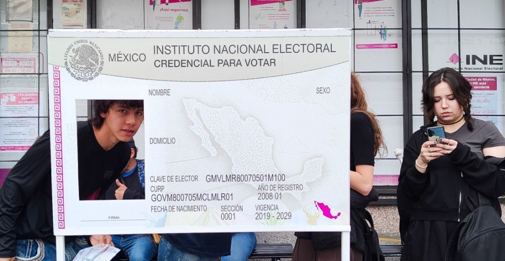 Una credencial de elector del INE