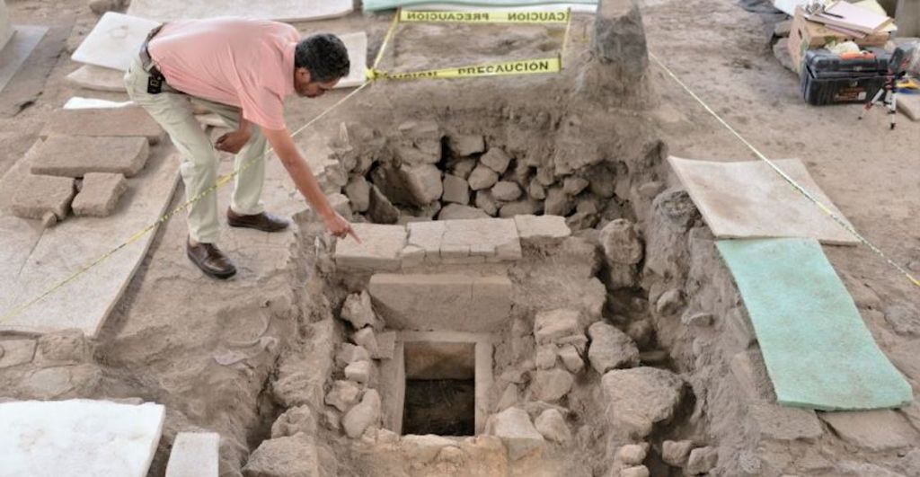 Arqueólogos analizando el descubrimiento que hicieron en el Gran Basamento de Tlatelolco.