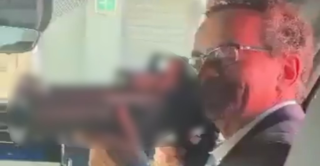 Reino Unido despide a embajador de México por video con un rifle