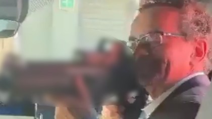 Reino Unido despide a embajador de México por video con un rifle