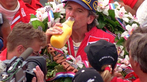 Emerson Fittipaldi, bebiendo jugo de naranja 