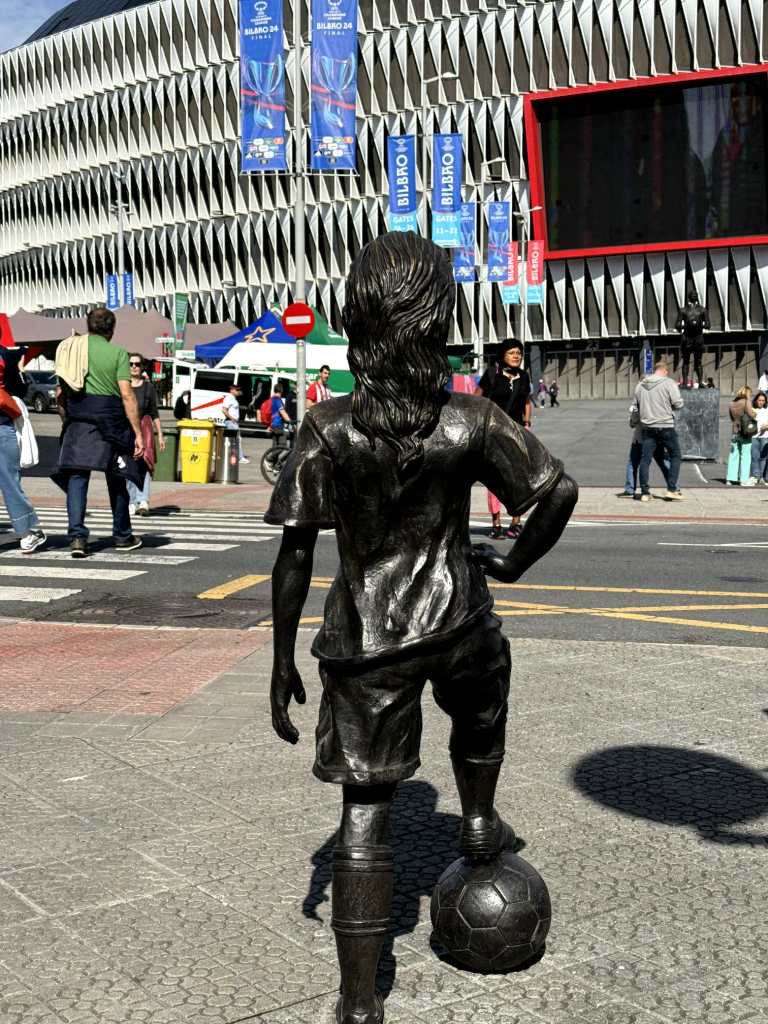 Estatua de una niña afuera del Estadio de San Mamés