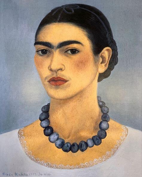 La inadvertida expo de disfraces, vestidos y joyas de Frida en la Casa Azul