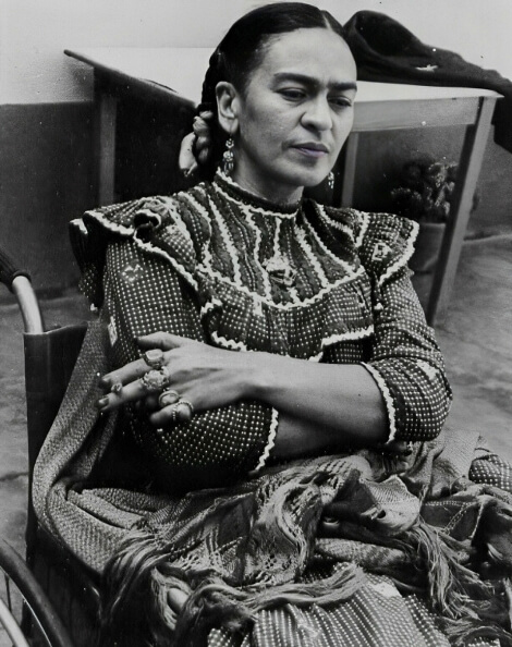 La inadvertida expo de disfraces, vestidos y joyas de Frida en la Casa Azul