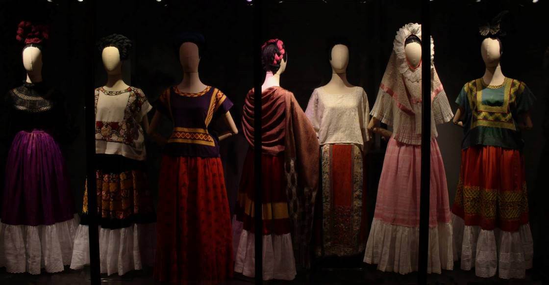 la-inadvertida-expo-de-disfraces-vestidos-y-joyas-de-frida-en-la-casa-azul