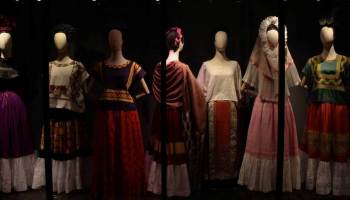 la-inadvertida-expo-de-disfraces-vestidos-y-joyas-de-frida-en-la-casa-azul