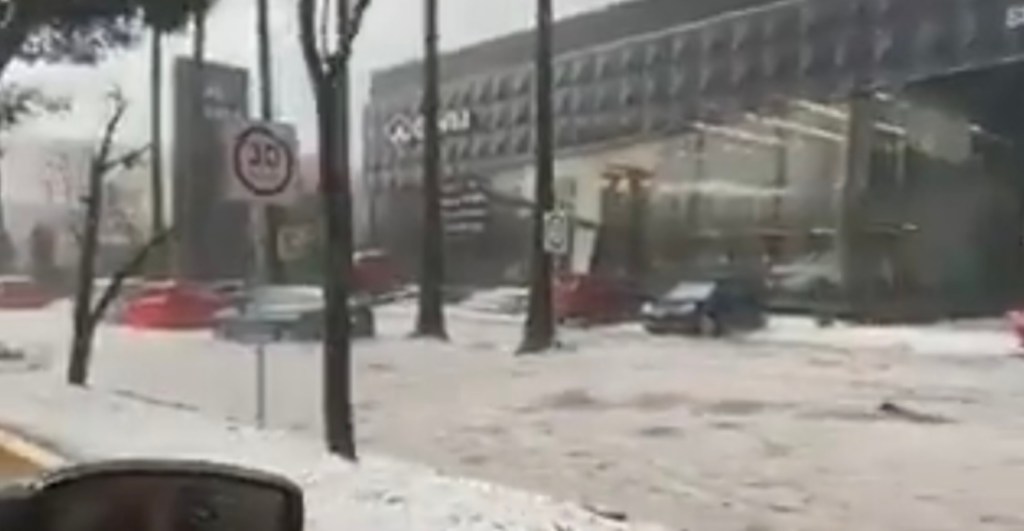 Un tinaco en las calles, mucho granizo y fuertes lluvias sorprenden a Puebla