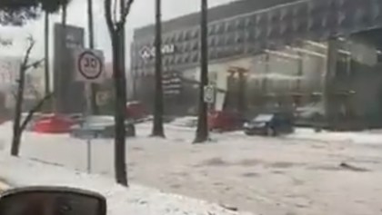 Un tinaco en las calles, mucho granizo y fuertes lluvias sorprenden a Puebla