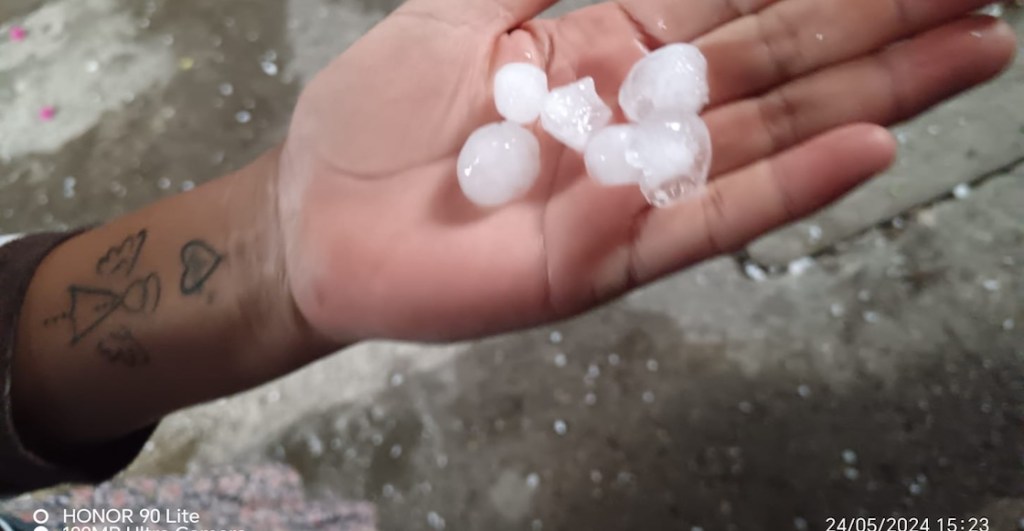 Un tinaco en las calles, mucho granizo y fuertes lluvias sorprenden a Puebla