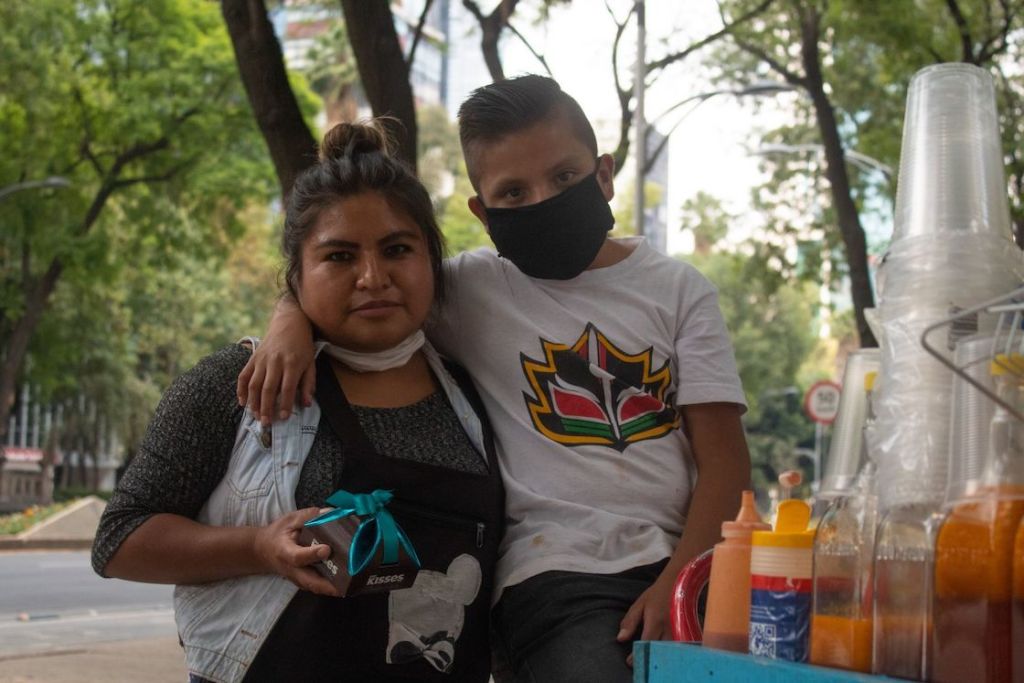 Madres solteras son jefas del hogar en México.