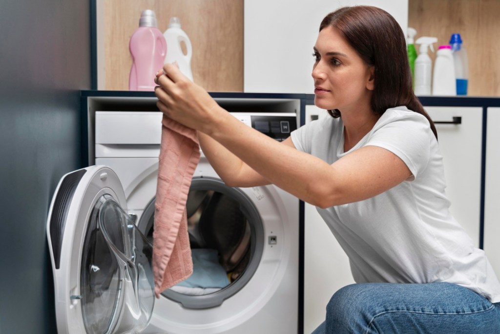 mujer lavando ropa