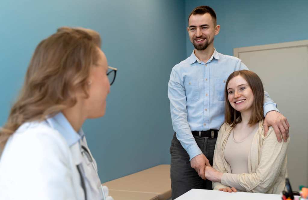 pareja en consultorio medico