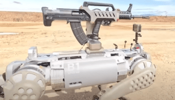 Fuerzas armadas de China presumen sus nuevos perros robot equipados con rifles.