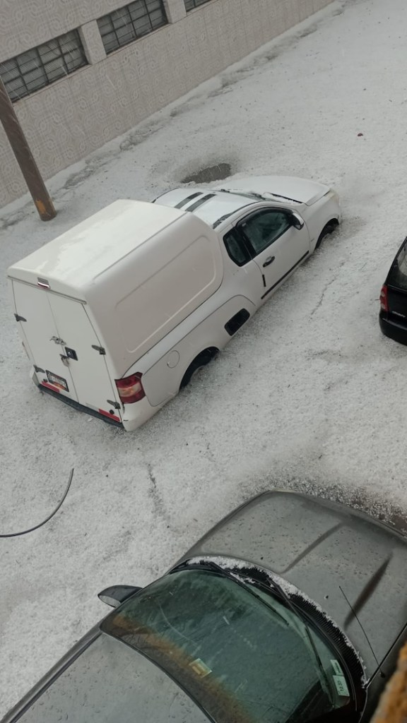 Un tinaco en las calles, mucho granizo y fuertes lluvias sorprenden a Puebla