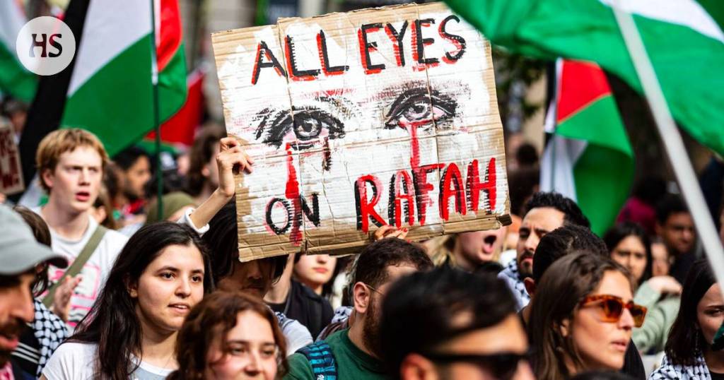 Una protesta con un cartel sobre Rafah