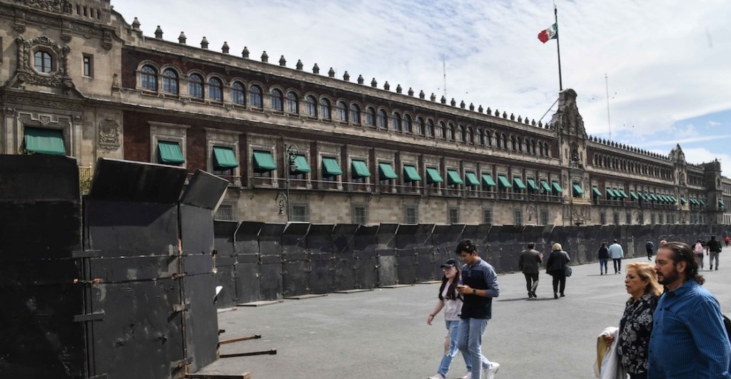 Vallas en Palacio Nacional hasta después de las elecciones, ¿por?