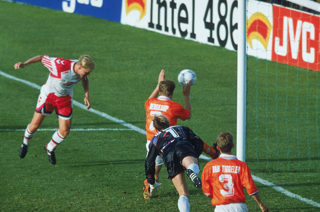 Uno de sus goles en la Euro 1992 ante Países Bajos