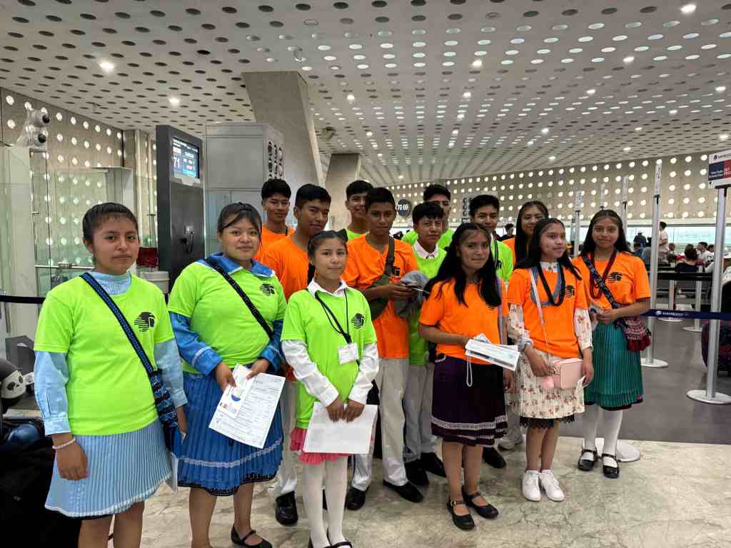 Los niños mazahua de San Felipe del Progreso en el Aeropuerto Internacional de la CDMX