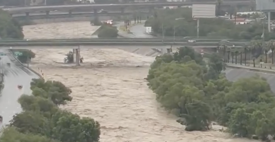 La crecida por la lluvia del río Santa Catarina en Monterrey